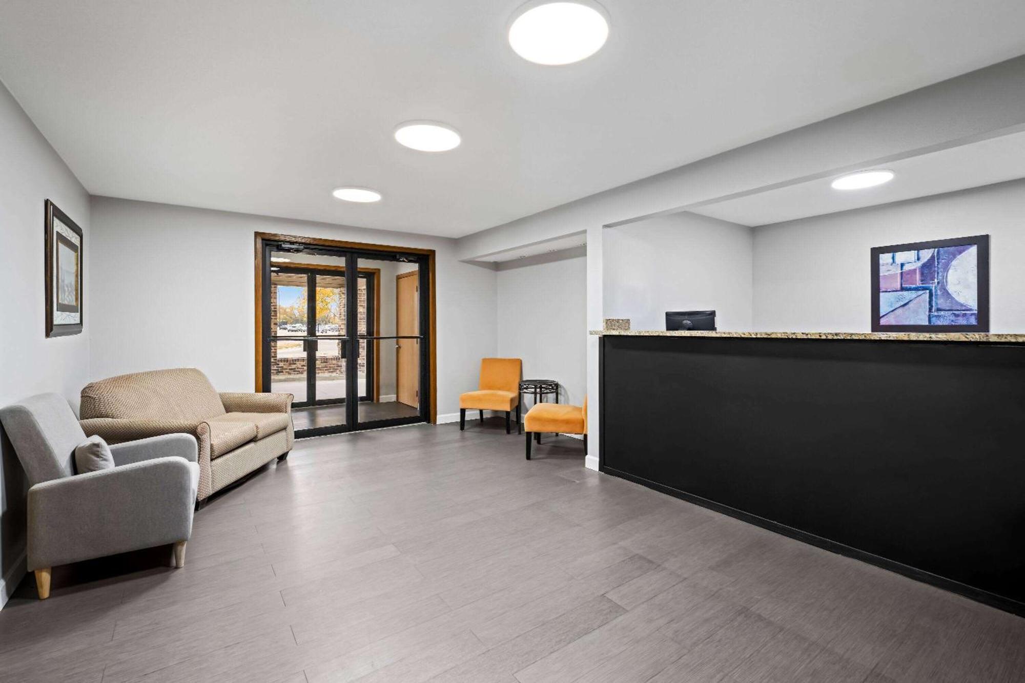 Super 8 By Wyndham Waverly Exteriör bild